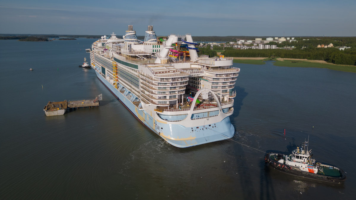 Juni 2023, när Icon of the Seas lämnade Meyer Turku-varvet på väg ut på öppet hav för första gången. Ombord fanns över 450 specialister som utförde avgörande, preliminära tester med Icons huvudmotorer, skrov, livbåtar, hjälppropellrar, med mera. Den första turen var en förberedelse för en andra omgång sjöförsök senare i år, där fartyget kommer att pressas till sina gränser. (Foto: Royal Caribbean International)