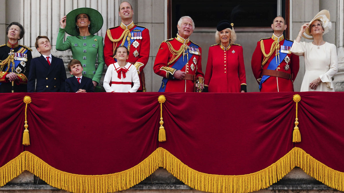 Kung Charles III tvingas ta till sparpengarna